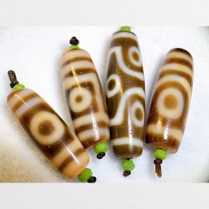 3 viên dzi 2 mắt và 1 viên 6 mắt hàng thân ngọc A có điểm chu sa vân khác nhau