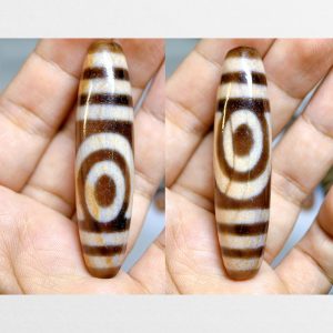 Dzi bead 2 mắt hàng A+ cỡ đại với chu sa mạnh mẽ thân ngọc lạ ít gặp