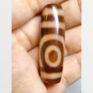 Dzi bead 2 mắt thân ngọc trong già đậm hàng A+ siêu đẹp và hiếm size vừa