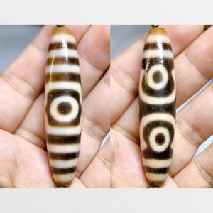 Dzi bead 3 mắt A cỡ đại với thân mã não trắng đục có chu sa cinnabar nổi mạnh mẽ