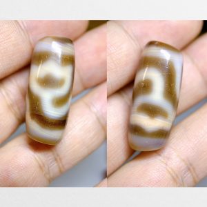 Dzi bead hoa sen trắng với thân ngọc có chu sa size ngắn dễ đeo cực đẹp