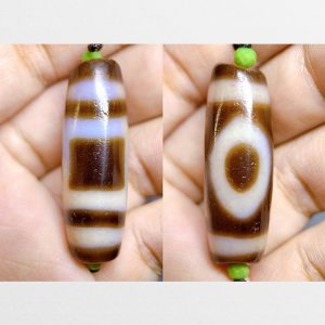 Dzi bead vuông tròn mắt Phật có đốm xanh đặc trưng trên dzi hàng A thân ngọc nhiều dầu