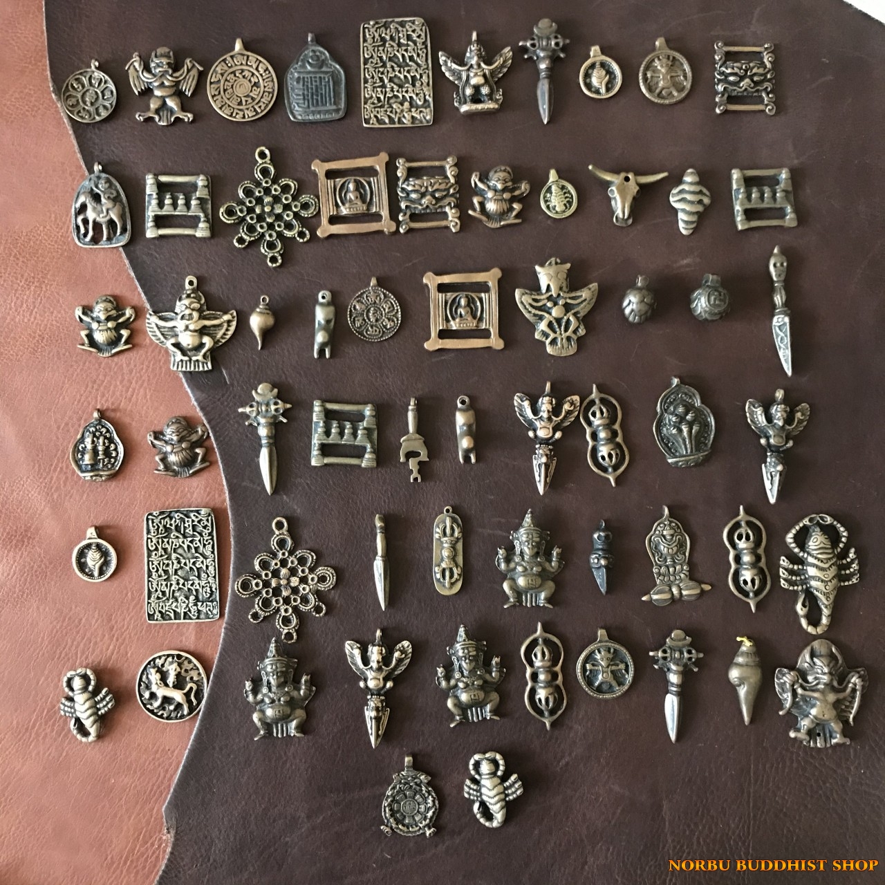 60-mat-thokcha-tong-hop-bua-ho-menh-cua-nguoi-tay-tang-hang-thu-cong-cu-tu-lhasa-tibet 60 mặt thokcha tổng hợp bùa hộ mệnh của người Tây Tạng hàng thủ công cũ từ Lhasa Tibet