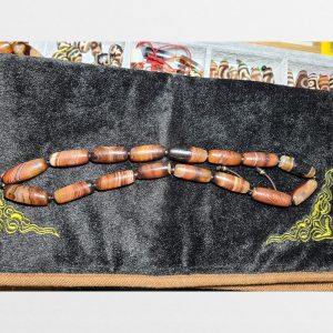 Dây đá dzi mã não thiên nhiên thân đỏ đen từ Tây Tạng đã phong hóa và nổi bật màu qua năm tháng