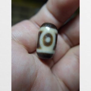 Dzi bead 3 mắt same old dạng ngắn mini nhỏ với chất đá cận old nhất có thể hàng Đài Loan