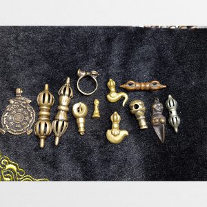 Tổng hợp Old Thokcha Ancient Copper Tibet gồm Dorje chày kim cương cửu cung dao phurba