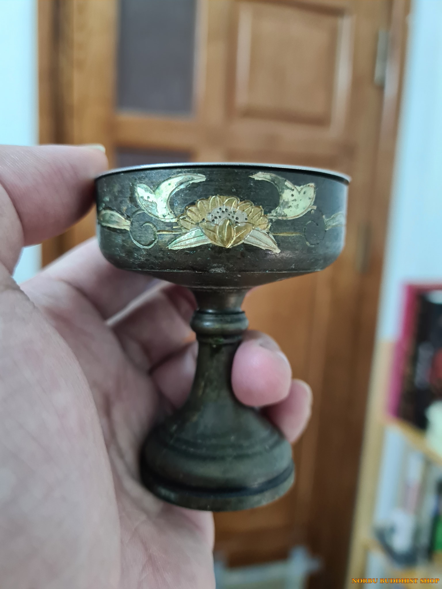 Đôi ly đồng cổ đựng nến đèn cúng dường ban thờ khắc họa tiết hoa sen mạ vàng 2