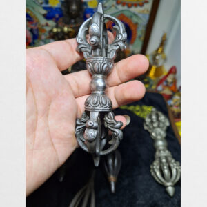 Chày kim cương 5 chấu chất liệu sắt Tây Tạng màu bạc khắc thủ công chạm trổ tinh tế