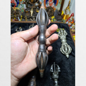 Chày kim cương 9 chấu sắt Tây Tạng cỡ dài gồm chất sắt sưu tầm hiếm gặp