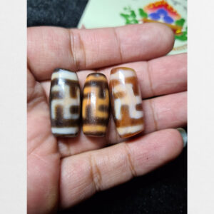 Đá dzi bead thiên châu 3 viên chữ vạn đôi thân ngọc cỡ ngắn đẹp nét