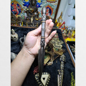 Dao Phurba Tibet chất liệu sắt Tây Tạng dạng đặc biệt như một thokcha cỡ lớn hiếm gặp