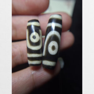 Dzi bead 2 mắt 2 viên sưu tầm không phải từ Mã não có chu sa dòng dzi từ Tibet