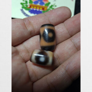 Dzi bead 2 viên 3 mắt thân ngọc cỡ ngắn chất đẹp