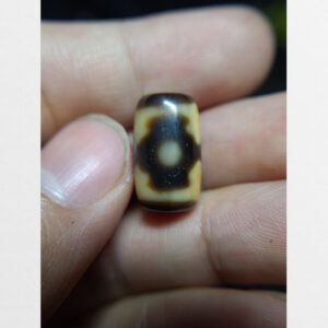 Dzi bead 3 chấm chữ thập chất đẹp trụ nhỏ dễ mix