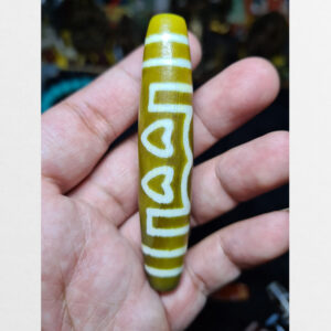 Dzi bead 5 mắt tim với 2 vân trái tim mặt trước và 3 mắt nhỏ mặt sau thân vàng đá già hiếm gặp