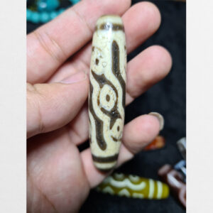 Dzi bead 9 mắt Phật lạ chất đá già phong hóa mạnh mẽ hiếm gặp