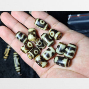 Dzi bead trụ ngắn màu ivory cỡ nhỏ vân đẹp mix hạt vòng tay