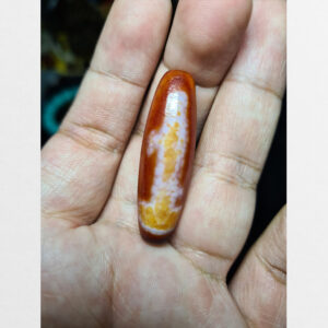 Dzi bead vân Quán Âm khảm 2 bên thân đỏ chất phong hóa mạnh