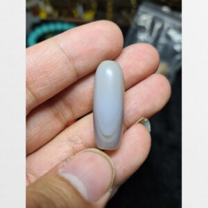 Dzi thiên nhiên một viên mã não cỡ nhỏ nền xám từ Tibet