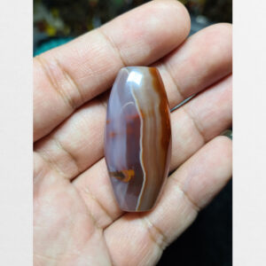 Dzi thiên nhiên một viên mã não với vân và đốm đẹp mắt