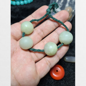 Hạt ngọc 4 viên cỡ lớn chất cẩm thạch xưa cũ Tibet