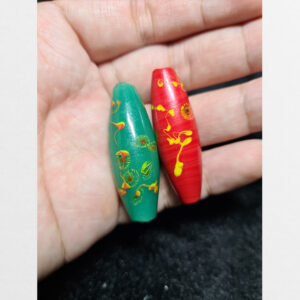 Lưu li 2 viên thân dài đỏ và xanh với hoa văn đẹp mắt từ Tibet