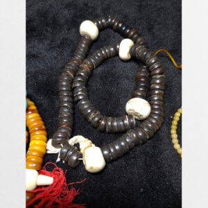 Tràng hạt xương yak dẹt đen với 4 cục xương trắng lớn Antique