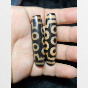 Dzi bead 2 viên 10 mắt thân ngọc vân đỏ nền đen chất đẹp