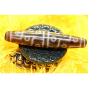 Dzi bead 18 mắt thân ngọc hiếm gặp A 67