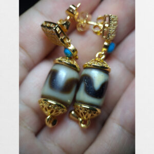 Cặp hoa tai đính đá dzi bead răng hổ từ Tibet