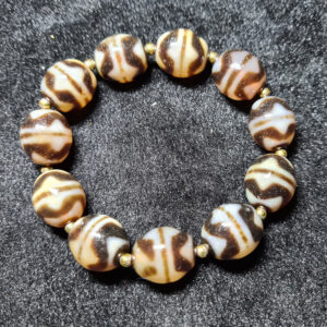 Vòng tay dzi bead răng hổ nguyên chiếc từ Tibet