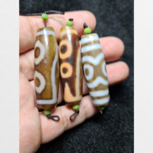 Dzi bead 3 viên 3 mắt thân ngọc cỡ vừa chất đẹp vân lạ hiếm gặp