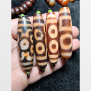 Dzi bead 7 mắt 5 mắt và thiên địa đôi thân ngọc cỡ vừa phong hóa