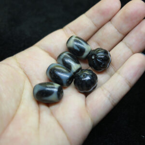 Hai cặp dzi bead răng hổ và một cặp dzi Dược Sư bí ngô