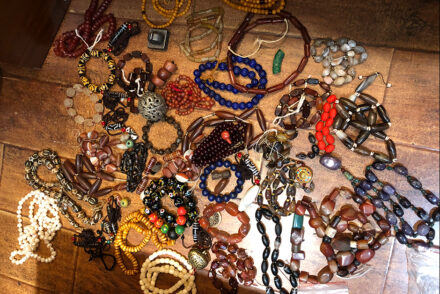 Chuỗi vòng đeo tay và những lời giải đáp đầy thú vị