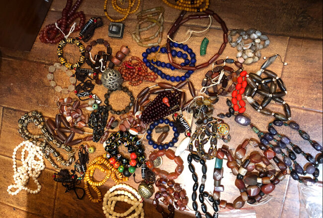 Chuỗi vòng đeo tay và những lời giải đáp đầy thú vị