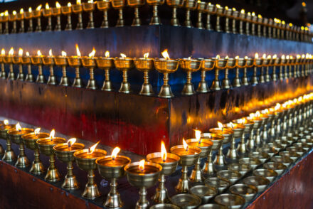 Cúng dường nến bơ mang tới công đức mãnh liệt