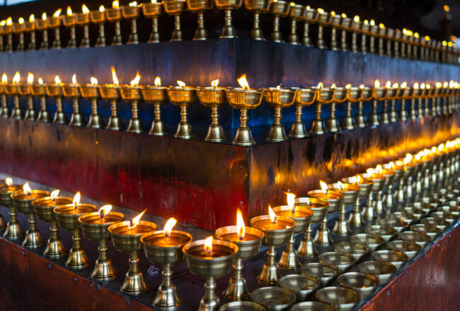 Cúng dường nến bơ mang tới công đức mãnh liệt