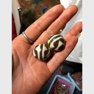 Dzi bead răng hổ old plastic Tibet