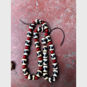 Dzi bead răng hổ old plastic từ Tibet