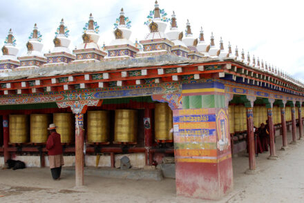 Kinh Luân Tây Tạng là gì và ý nghĩa tịnh hóa nghiệp chướng của pháp khí