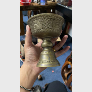 Ly đồng đốt đèn bơ hoa văn cỡ lớn