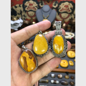 Mặt đeo hổ phách chất đẹp bọc bạc từ Lhasa