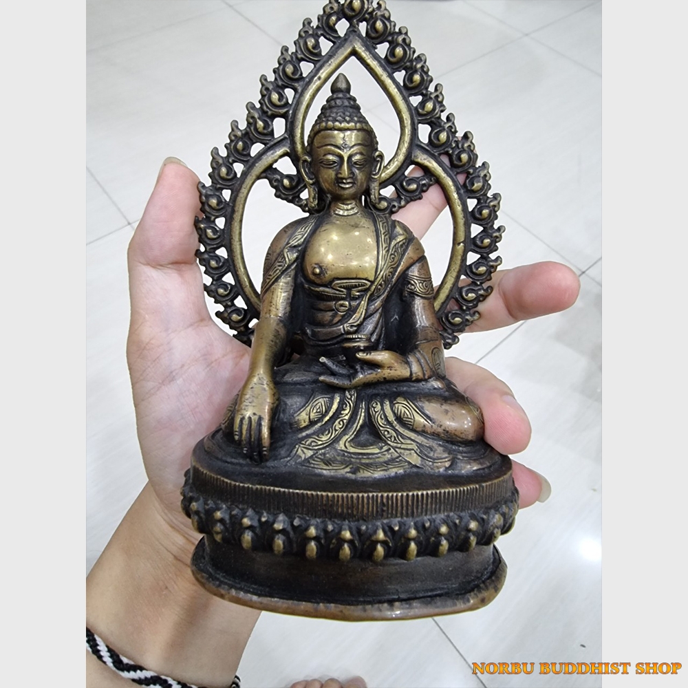 Khách đã thỉnh: tượng Đức Phật có hào quang