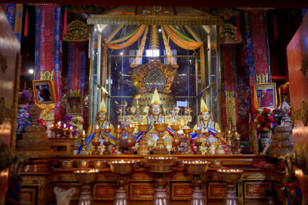 Lợi ích của việc đốt đèn bơ dâng ánh sáng cúng dường chư Phật