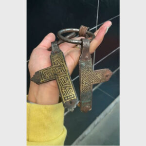 Bộ phụ kiện yên ngựa cổ 300 năm khảm vàng hiếm gặp từ Tibet