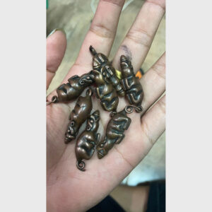 Chuột - chồn thần tài bằng đồng trên tay ngài Hoàng Thần Tài Zambala