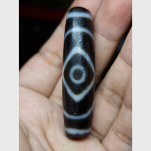 Dzi bead A+ 3 mắt thân ngọc đen tuyền vân hiếm gặp