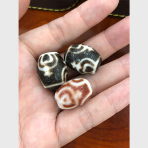 Dzi bead bảo bình chất đẹp đen và đỏ