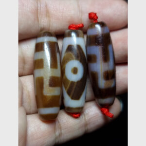 Dzi bead chữ vạn và 3 mắt hàng chu sa top C